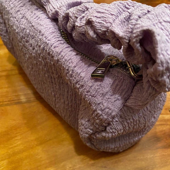Ruched Lavender Shoulder Bag With Detachable Chain - Picture 3 of 5